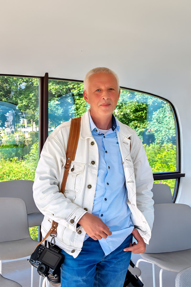 Ein authentisches Porträt des Fotografen Andreas Mazelle vom Mazelle Photography Fotostudio®, aufgenommen im ikonischen Müther‑Turm in Binz direkt nach der Trauung eines Hochzeitspaares. Die Szene trägt die besondere Ruhe eines Moments, in dem die emotionale Intensität der Zeremonie langsam abfällt und sich ein konzentrierter, klarer Fokus einstellt.