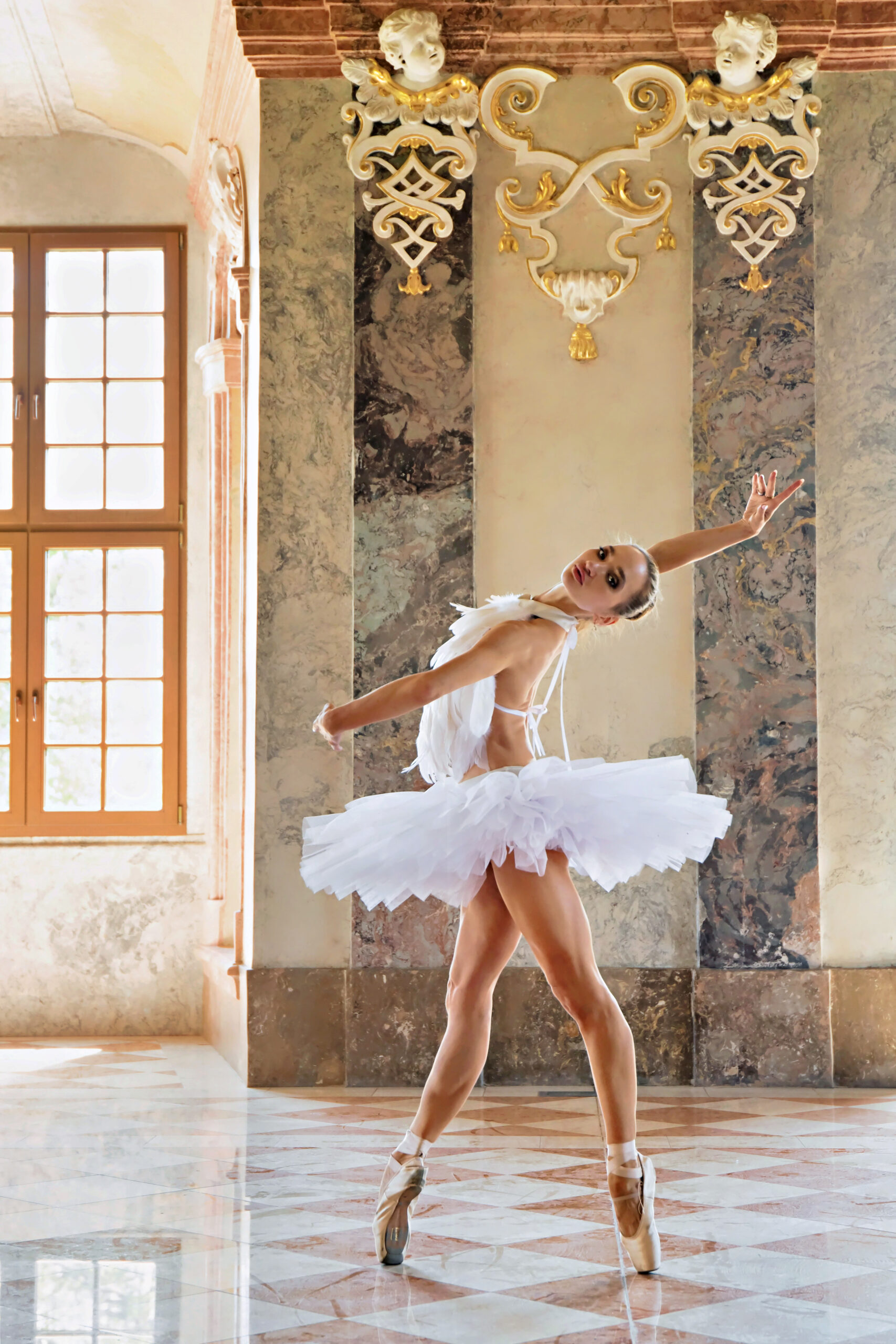 Auf dem Bild ist unser Model Zuza_Balerina zu sehen, wie sie im Fürstensaal des Klosters Leubus (Lubiąż) in Niederschlesien, Polen – einem der prächtigsten Barocksäle Schlesiens – ihre Balletttänze aufführt. Die Szene verbindet die opulente Architektur des Barock mit der Leichtigkeit und Präzision des klassischen Tanzes.