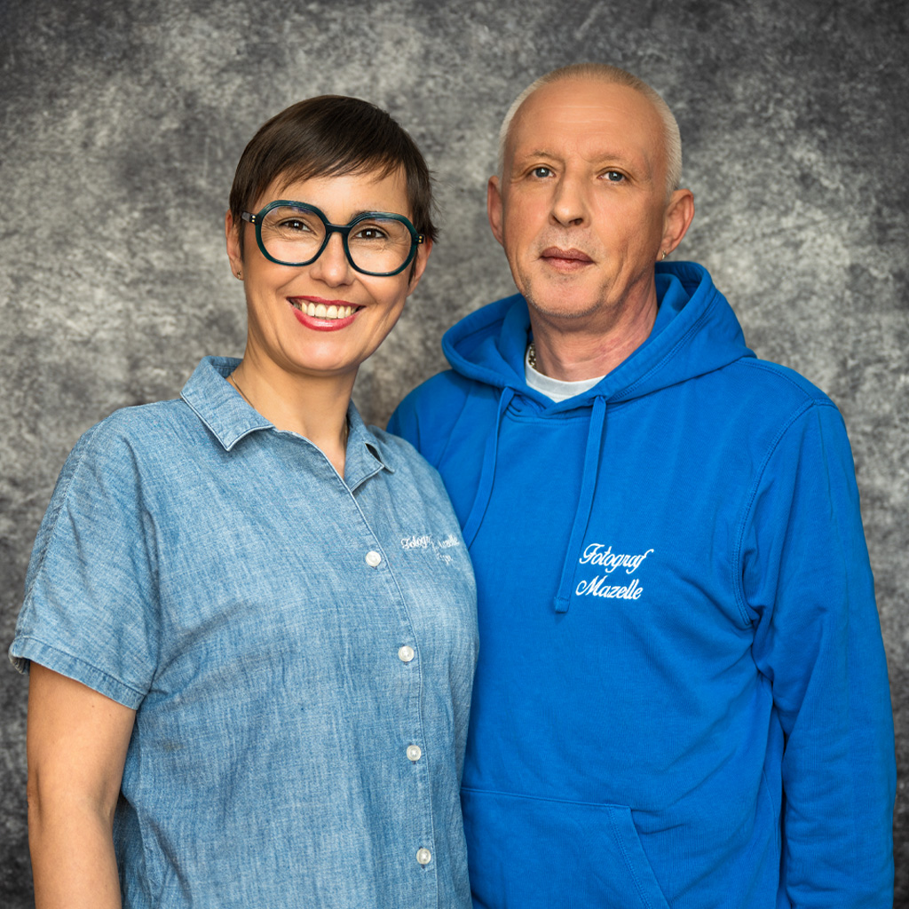 Ein authentisches Porträt der Fotografen Magdalena Mazelle und Andreas Mazelle vom Mazelle Photography Fotostudio®, aufgenommen im ikonischen Müther‑Turm in Binz auf Rügen direkt nach der Trauung eines Hochzeitspaares. Die Aufnahme zeigt die ruhige, konzentrierte Präsenz beider Fotografen inmitten der charakteristischen Architektur des Turms – ein Moment zwischen professioneller Präzision, emotionalem Nachklang der Zeremonie und der klaren, künstlerischen Handschrift des Mazelle‑Studios